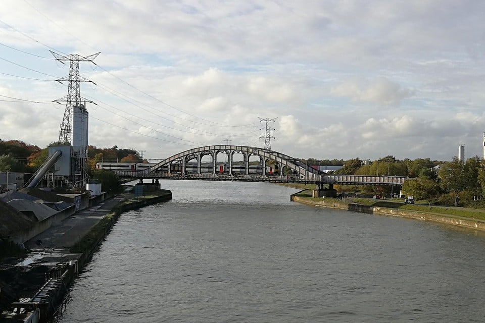 De spoorwegbrug aan de koekjesfabrieken is de laatste in de Kempen die omhoog gaat.