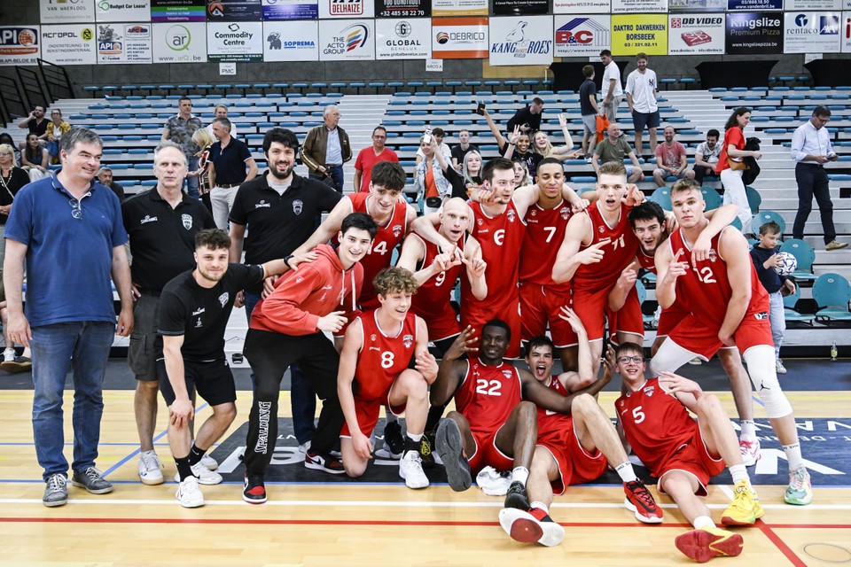 De jonge spelers van Telenet Giants Antwerp Two vierden de titel in Mechelen. 