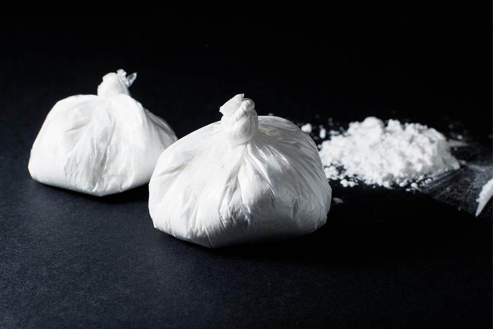 Bij een huiszoeking vond de politie cocaïne die in een kluis was opgeborgen.