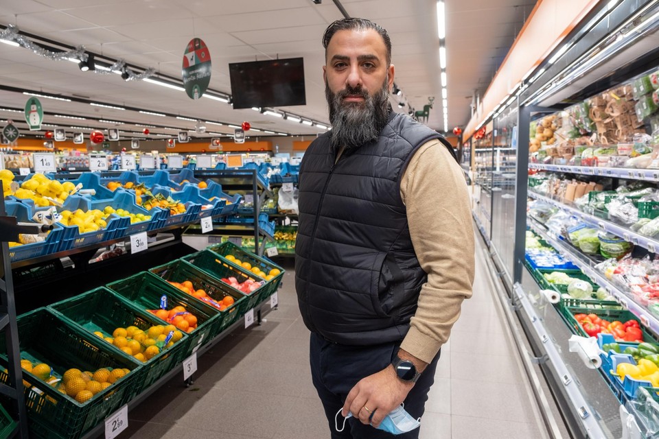 Enderuz Karaman tussen de winkelrekken in zijn Carrefour Express.
