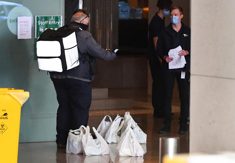 Koeriers leveren maaltijden in het hotel.