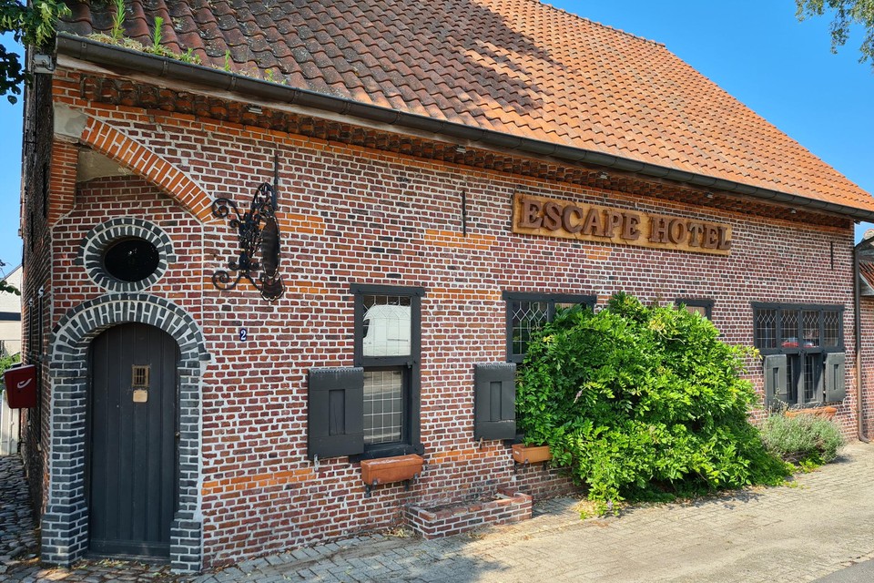 Escaperoom Escape Hotel ligt pal op de hoek van de Molseweg en Kievermont in Geel, zodat je ook achter het pand geraakt.