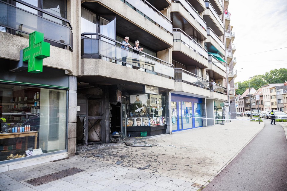 Op de Turnhoutsebaan in Deurne raakten de inkomhal van het flatgebouw﻿, net als de aanpalende kapperszaak zwaar beschadigd.  