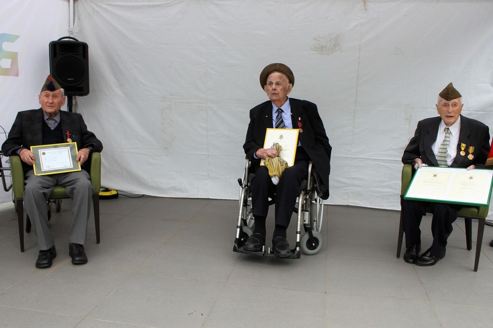 Jos Kets, Victor Dieltjens en Marcel Van den Broeck tonen hun medaille en bijbehorende oorkonde.