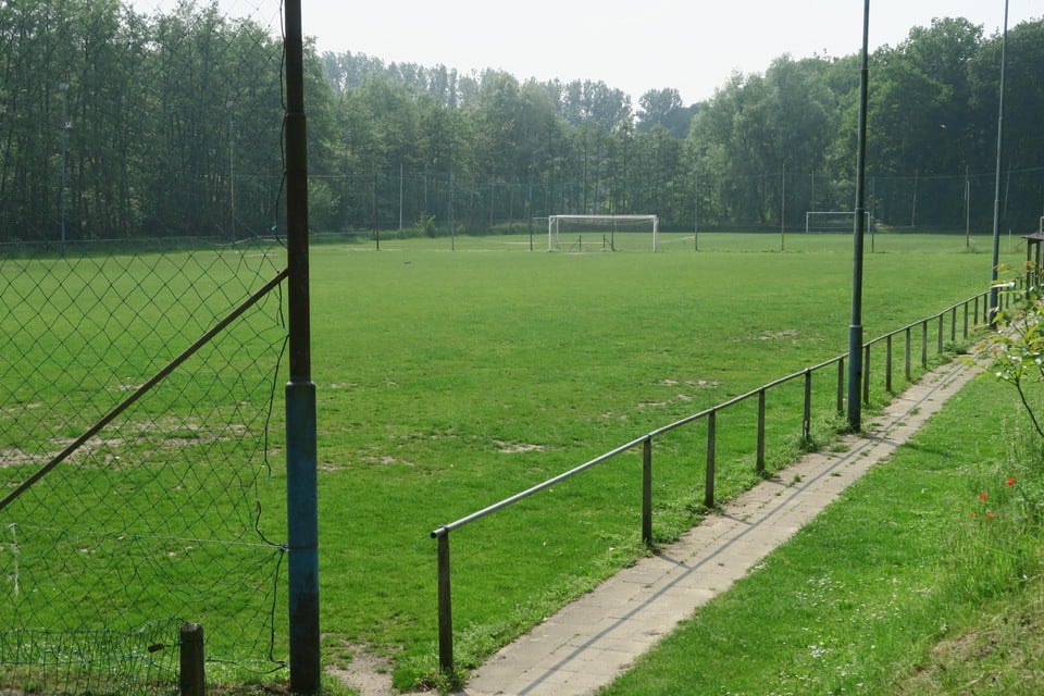 Dit terrein wordt vanaf augustus omgevormd tot kunstgrasveld.