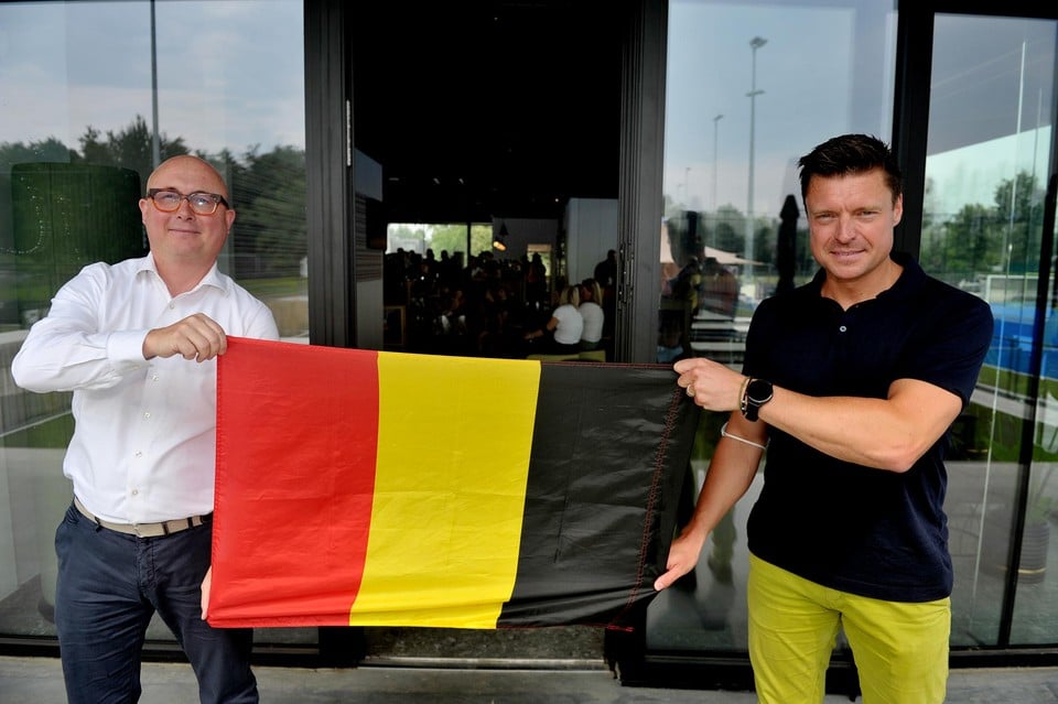 Royal Victory HC-voorzitter Filip Desmedt en Edegems burgemeester Koen Metsu (N-VA).