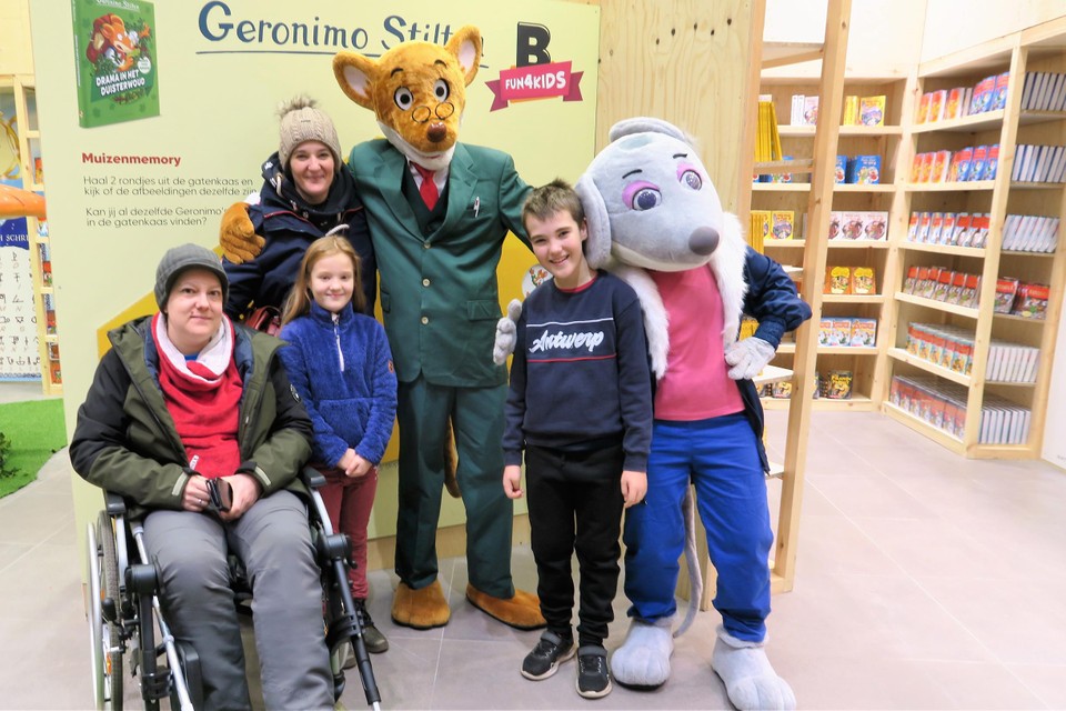 De jarige Geronimo Stilton met zus Thea en vier fans uit Hove: Evelyne, Cindy, Eliana en Matteo in de pas geopende pop-up in het Wijnegem shoppingcenter 