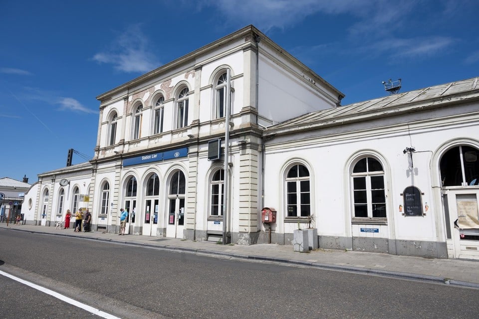 Het treinstation van Lier staat al jaren te verkommeren.