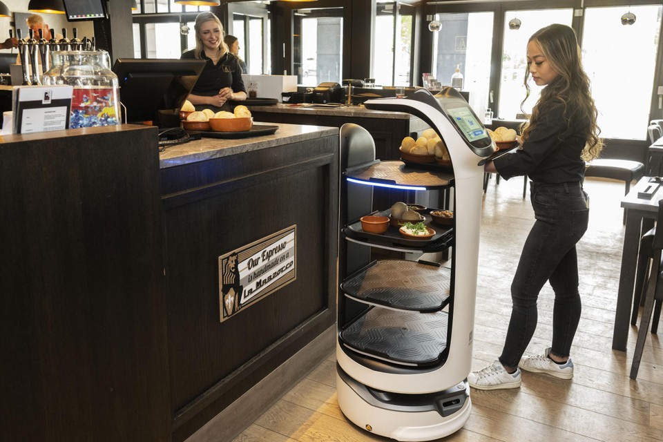 Voor het personeel van het restaurant Anders in Kasterlee is de robot een grote hulp. 