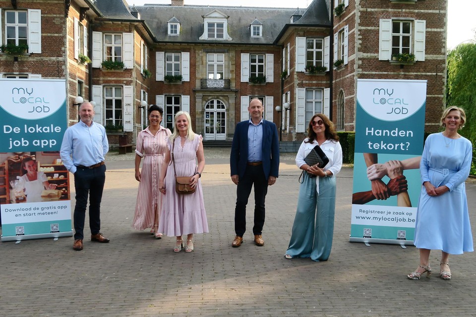 Initiatiefnemer van My Local Job Serge De Groof voor het Kasteel van Schoten omringd door de schepenen Carla Pantens (Brasschaat), Véronique D‘Exelle (Schoten), Luc Devriese (Kapellen), Marian Van Alphen en Pascale Gielen (Schilde) die meteen hun vertrouwen uitspraken in de nieuwe app voor werkzoekenden en werkgevers.