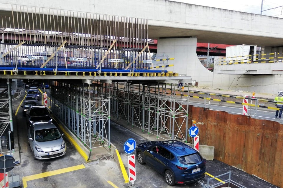 Ter hoogte van de spoorwegbruggen over de Leuvensesteenweg geldt er alternerend verkeer.