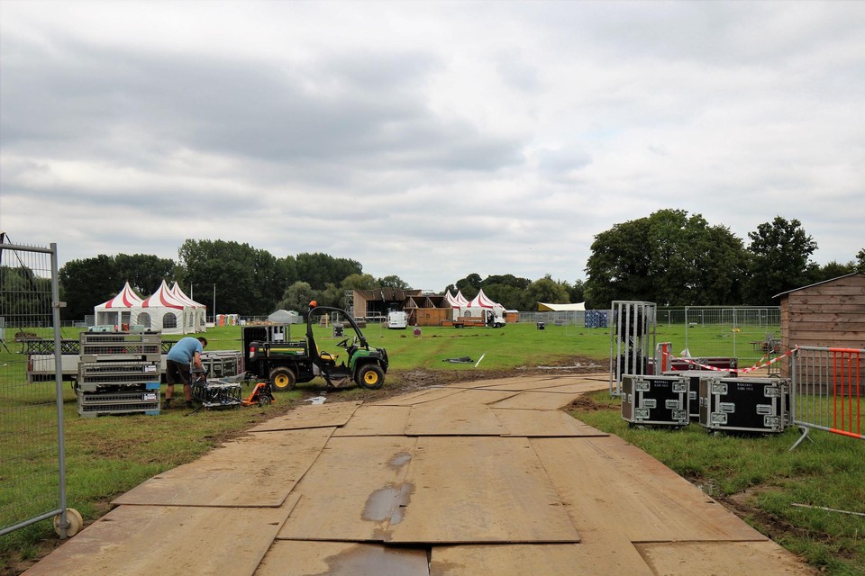 Het festivalterrein is groot genoeg voor enkele duizenden gasten.