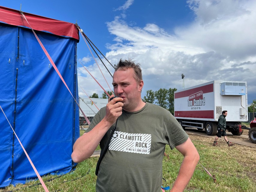 Sander Ooms aan de walkietalkie: “De voorbereidingen zitten op schema”.  