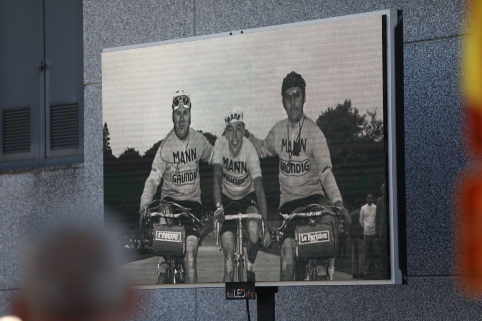 Al funerale verranno esposte vecchie foto del campione di ciclismo.  Tutto può essere visto anche su un grande schermo fuori dalla sala. 