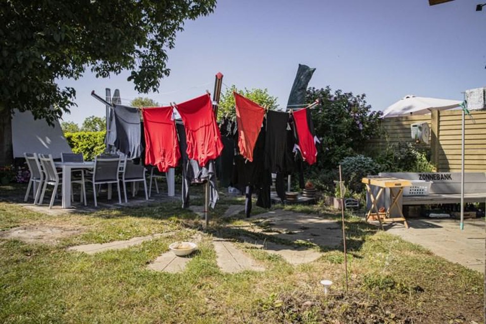 De bovenste bodemlaag in onze tuinen is al zo kurkdroog dat het een wonder zou zijn als er nog veel water zou ontsnappen.  