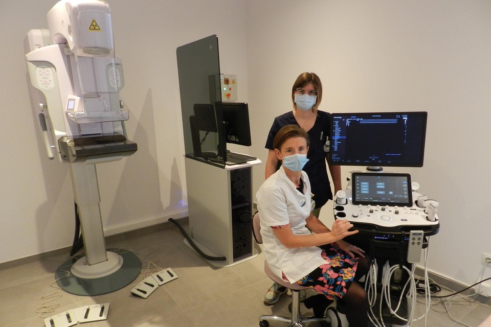 Kristin Francken en verpleegkundige Karen Smits in de onderzoeksruimte voor echografie en mammografie. 