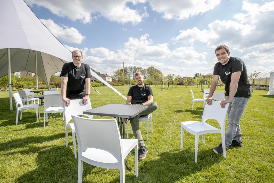 Om toekomstige klanten toch al iets te kunnen aanbieden, kozen Kurt, Joppe en Frederik voor een pop-up op een weide in de Moesweg.