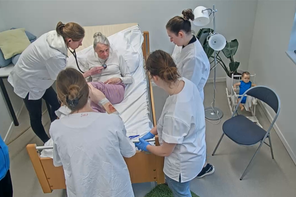 Studenten geneeskunde van de UAntwerpen en verpleegkunde van Karel de Grote Hogeschool tijdens een simulatietraining