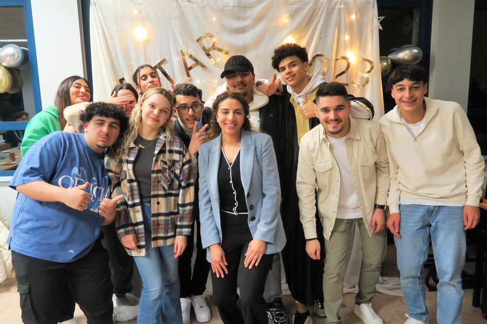 Ook adjunct-directeur Dikra Abdessalami en leerkracht Yasin Polat ging mee op de foto met enkele leerlingen.
