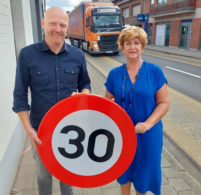 Schepen Luc De Backer en burgemeester Marleen Peeters van Lille juichen de invoering van zone 30 toe.