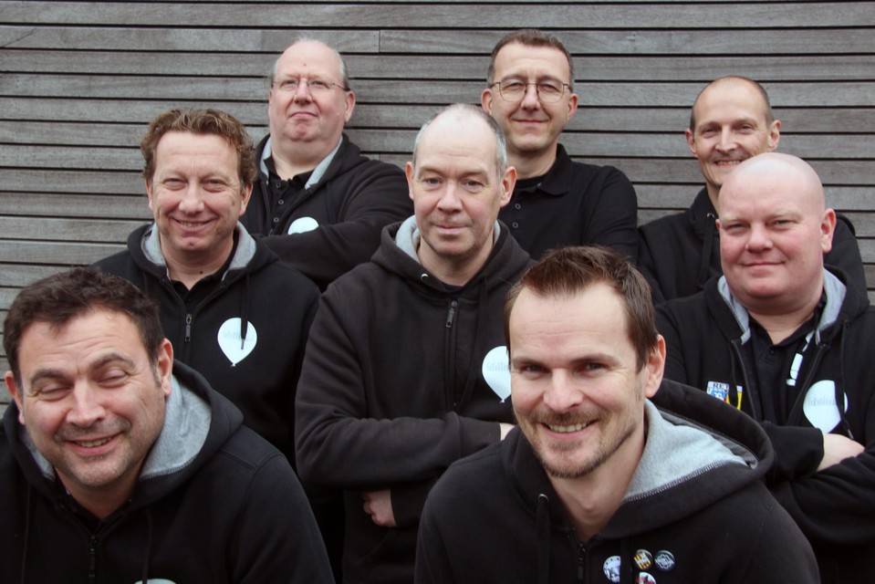 Vzw Dark Balloon is een vereniging van acht Retiese vrienden met een gemeenschappelijke liefde voor de newwavemuziek van de jaren tachtig.