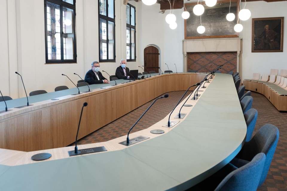 Burgemeester Marc Van Aperen en gemeenteraadvoorzitter Jef Vissers in de vernieuwde raadzaal.