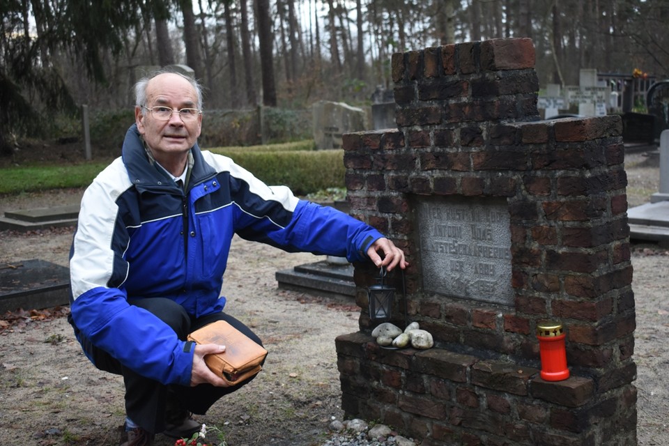 Cor Daemen bij het graf van Toontje. 
