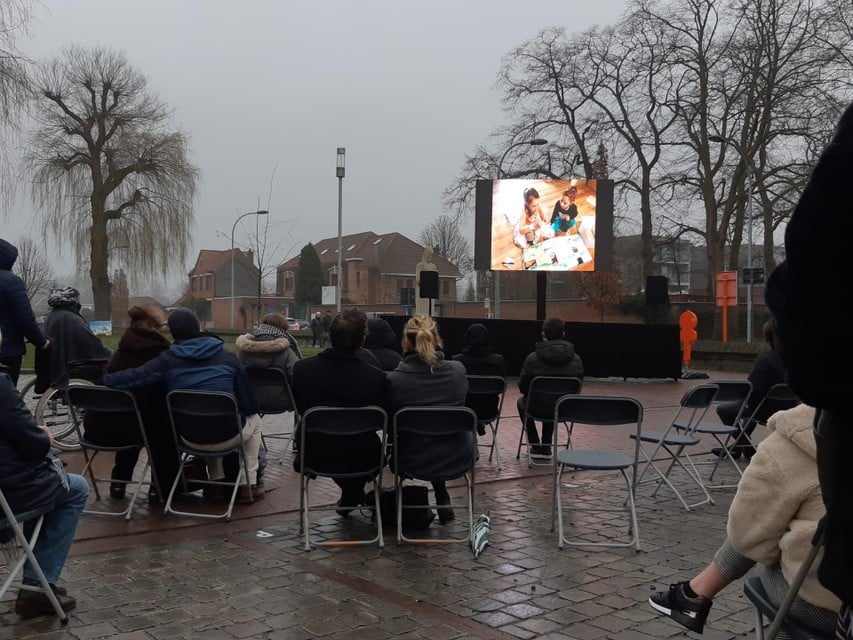 Een groot scherm buiten aan de kerk toont de uitvaart.