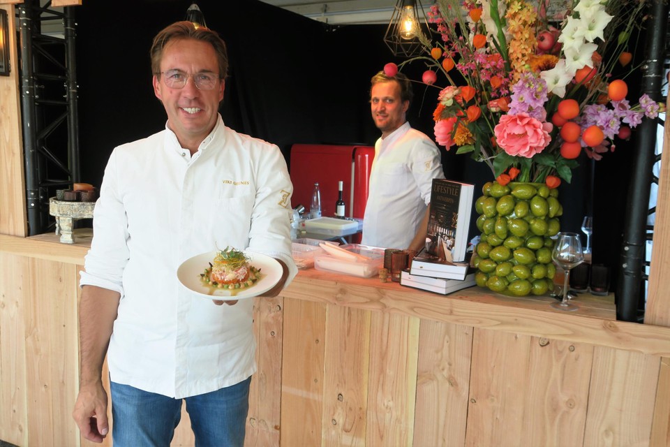 Chef Viki Geunes van ’t Zilte toont zijn bijzonder takeawaygerechtje, speciaal gemaakt voor Wezel Culinair. 