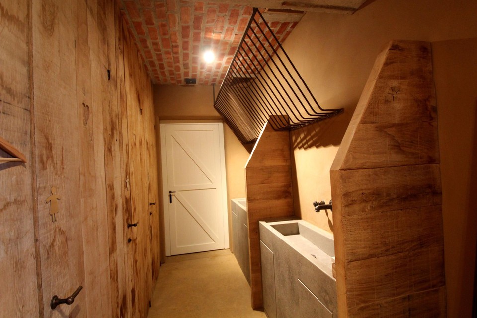 In de toiletten zijn de hooiruiven voor de paarden nog zichtbaar. 