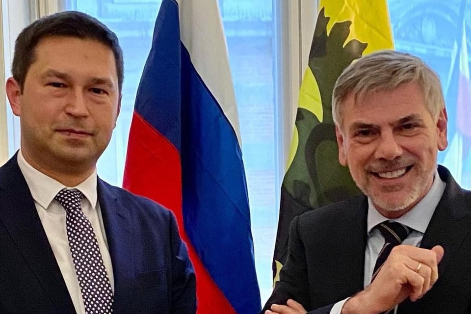 De Russische consul-generaal Georgy Kuznetsov  met Filip Dewinter (Vlaams Belang). Kuznetsov werd onlangs in het Vlaams Parlement ontvangen op uitnodiging van Dewinter. 
