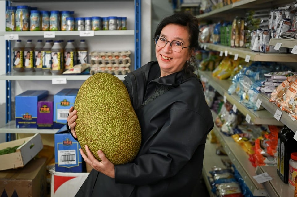 Daphne toont jackfruit in de Indische winkel Euro Asians.