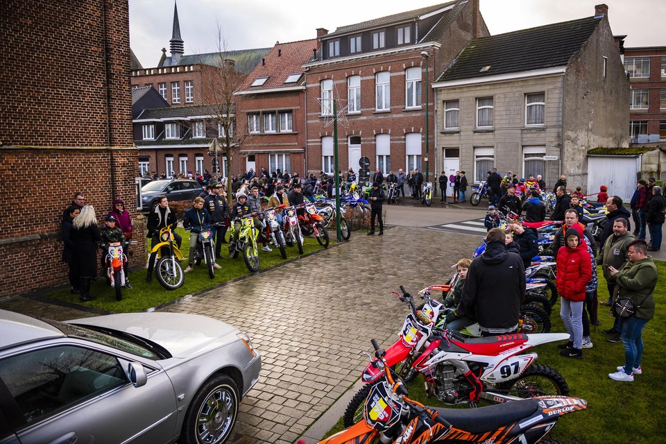 Het afscheid van Ian Goormans was aangrijpend: ruim honderd motoren vormden een erehaag in de Kerkstraat.