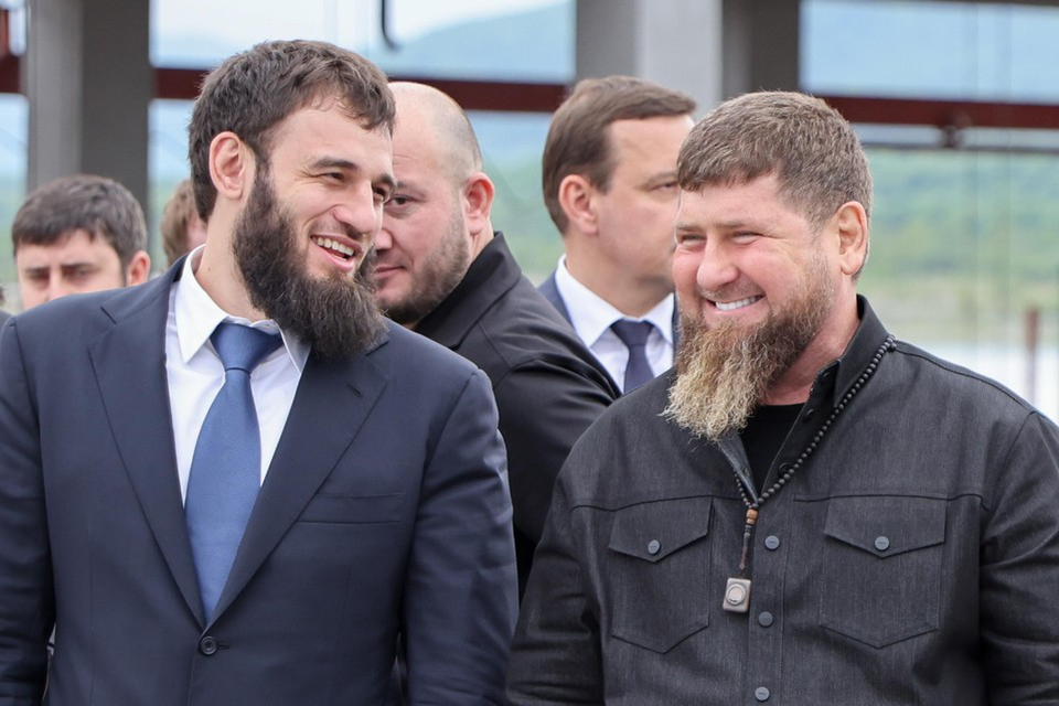 Yakub Zakriev (links), “de beste neef” van de Tsjetsjeense krijgsheer Ramzan Kadyrov (rechts).