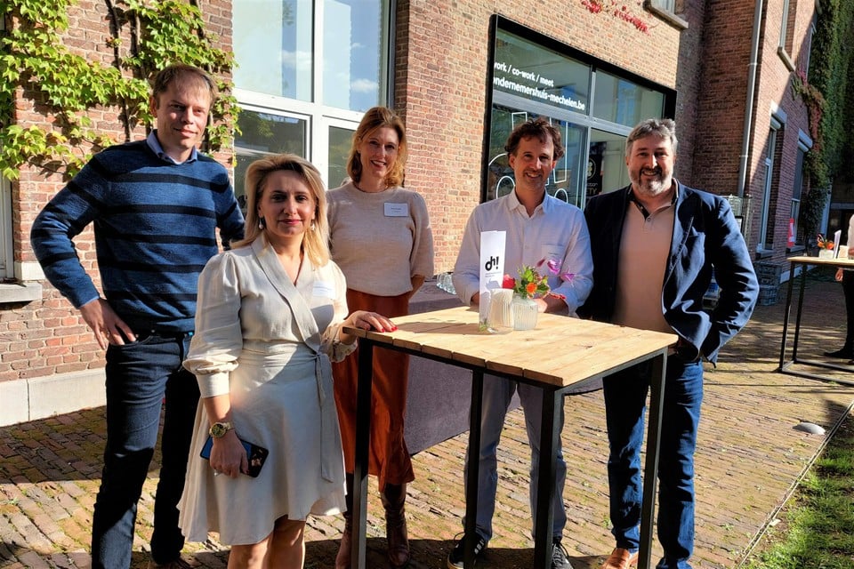 Overnemers Bart Van Besien, Frank Alaerts en Kris Demeester samen met medewerkers Silvie Rossèl en Gasparyan Margarita van het Oh!. 