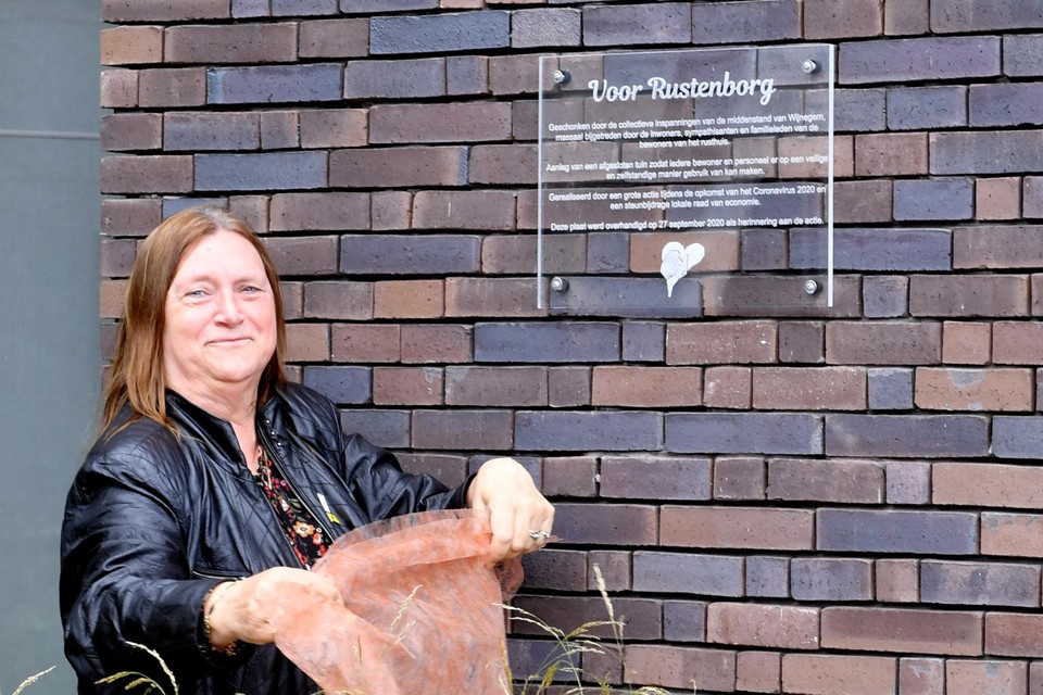 Woonzorggroep Voorkempen-voorzitter Lieve Kelders onthult de gedenkplaat aan de succesvolle actie Hart voor Wijnegem bij de nieuwe tuin in woonzorgcentrum Rustenborg.