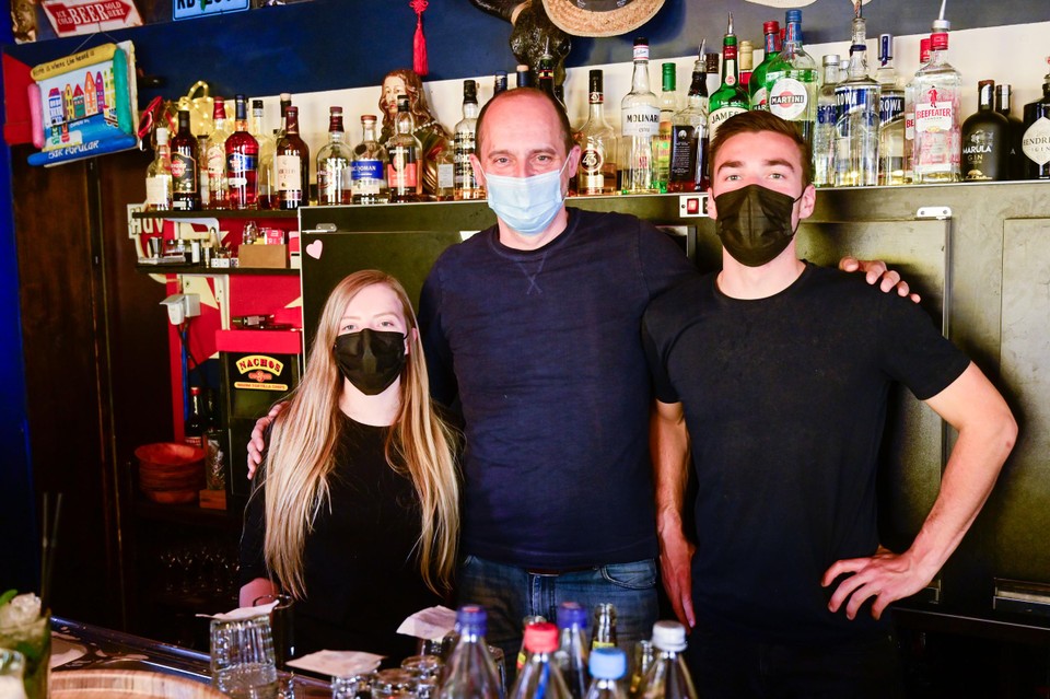 “De mensen begonnen zoals verwacht al vroeg op de dag alcohol te drinken en waren in de namiddag al aangeschoten. Maar de algemene sfeer was positief”, vertelt cafébaas Raf Pauwels van Bar Popular.