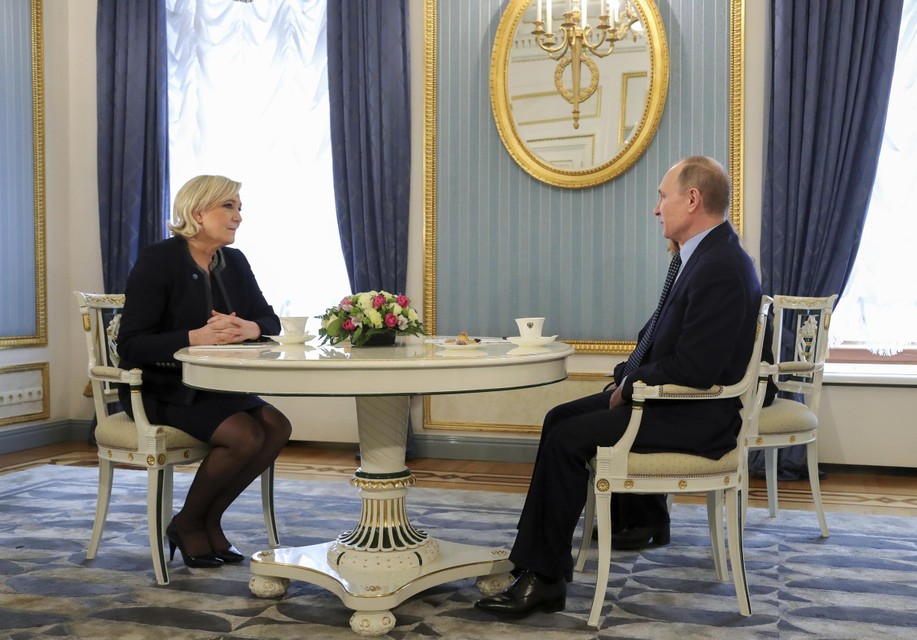 Marine Le Pen in 2017 op audiëntie bij Vladimir Poetin in het Kremlin. 