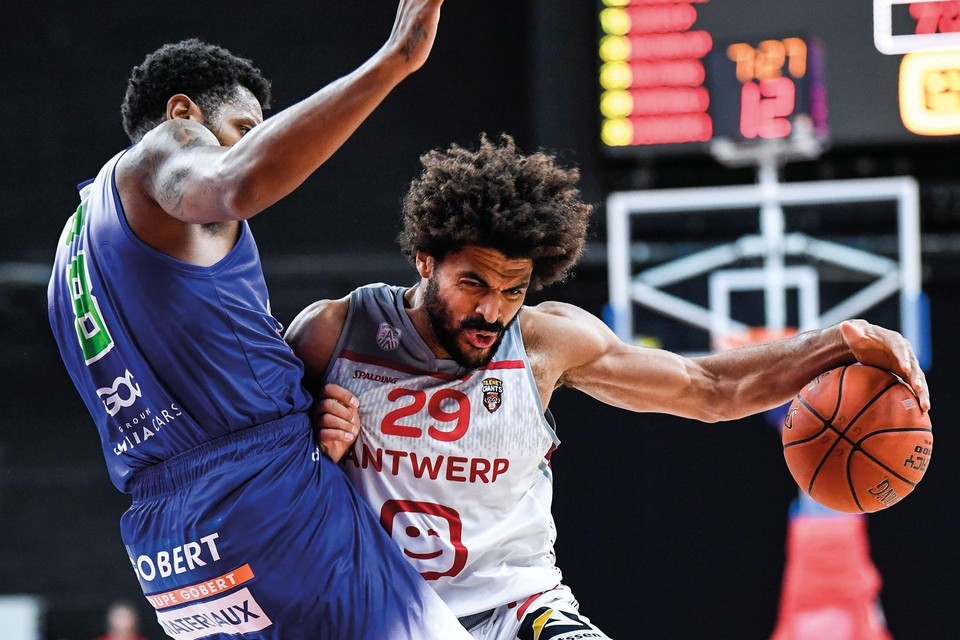 Jean-Marc Mwema forceert zich een weg langs Bergenspeler Justin Cage. Ook Europees komen de twee elkaar nog tegen.