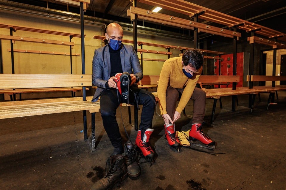 Abdrahman Labsir en Kristof Calvo binden de schaatsen al even aan. 