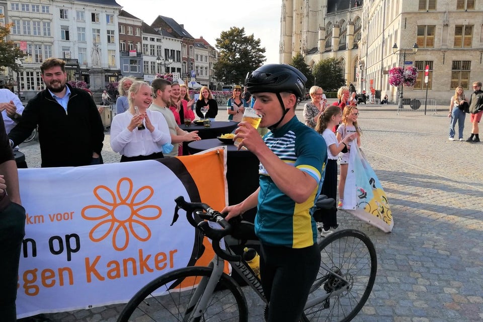 Op de Grote Markt genoot Toon, omringd door vrienden en familie, van een frisse pint.