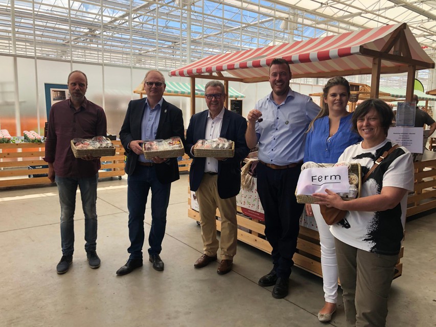 Het stadsbestuur van Hoogstraten, Coöperatie Hoogstraten en gedeputeerde Kathleen Helsen openden vrijdag de overdekte boerenmarkt in de van VITO. 