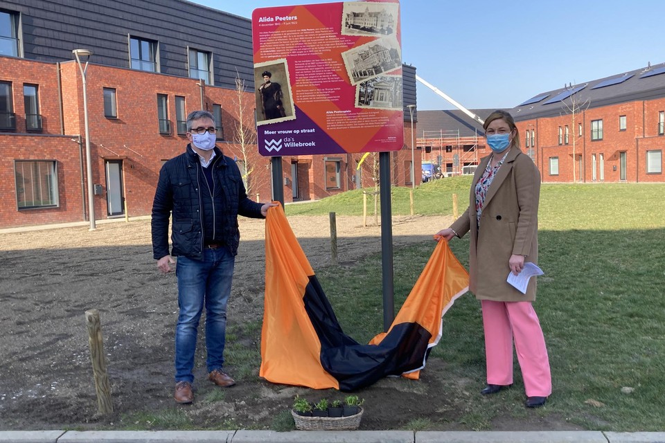 Schepenen Luc Spiessens (N-VA) en Maaike Bradt (CD&V) onthullen het infobord bij de enige vrouwelijke straatnaam in Willebroek: de Alida Peetersplein.