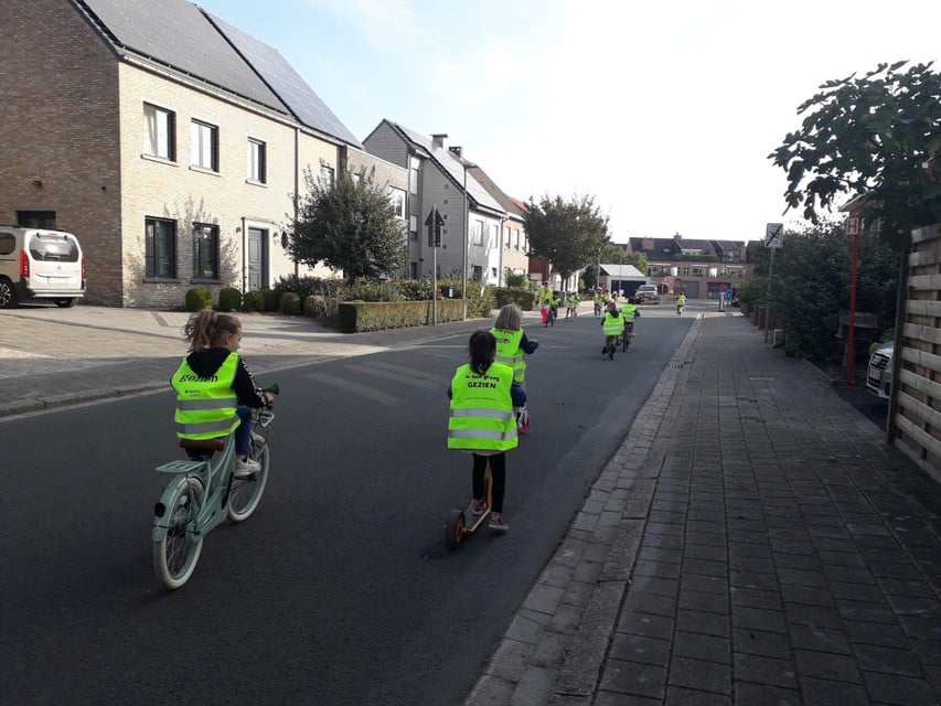 Veilig naar school fietsen kan in de Leopoldstraat in Sint-Lenaarts. 