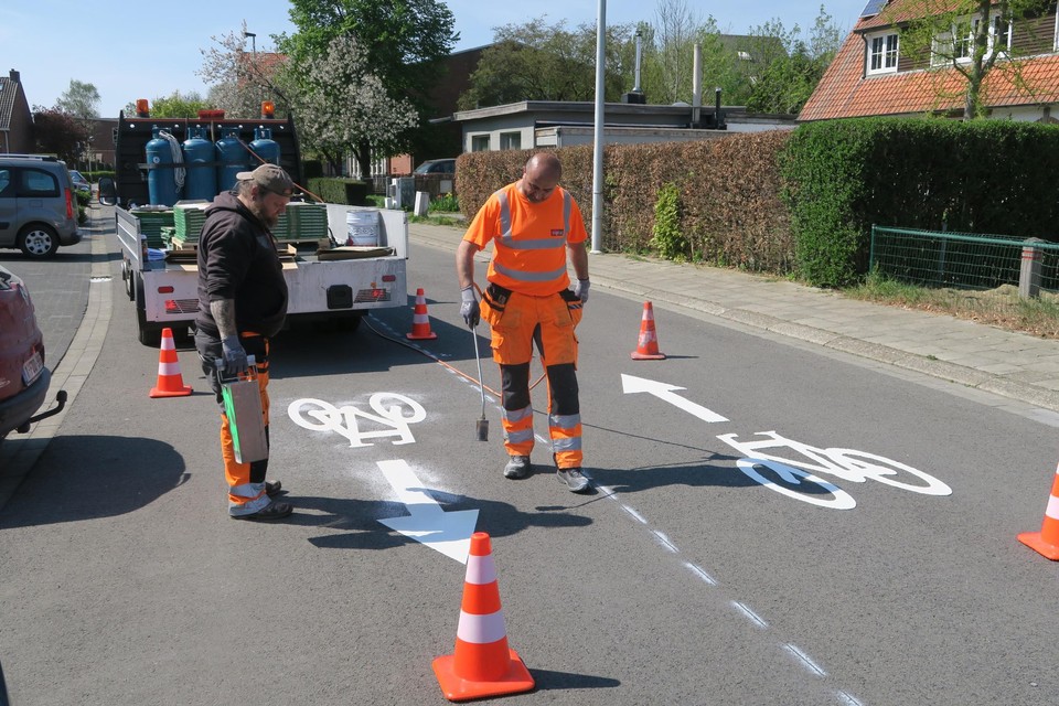 Arbeiders van de gemeente Wijnegem spoten in 2020 deze iconen van de fietszone in meerdere straten rond de lokale scholen. 