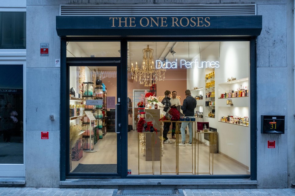 Het pand van The one roses/Dubai perfumes in de Hoogstraat.