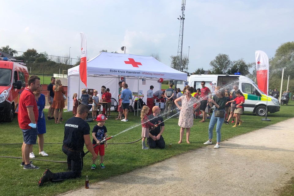 Kinderen mochten op de open dag van de brandweer in Vosselaar zelf ook eens blussen.