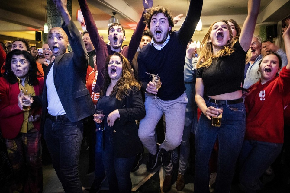 Partijleden van PvdA euforisch na de bekendmaking van de resultaten in Amsterdam 