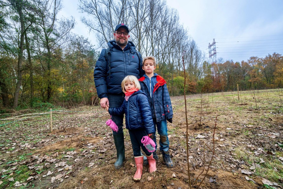 Steven De Hertogh met zijn kinderen Margot en Alex. “Het is leuk als je later kunt zeggen dat je ergens bomen hebt gezet”, zegt Steven.  
