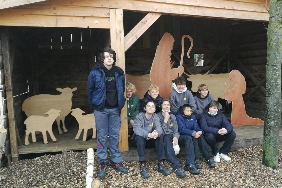 De leerlingen van de opleiding 3 houtbewerking hebben net de houten dierenfiguren gelijkaardig gezelschap gegeven. 
